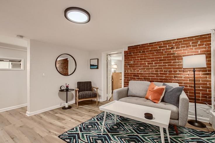 Sala de estar elegantemente projetada com móveis modernos em um apartamento no Building Josephine Street - modernmidstay - 1026271 - DEN em Denver, Denver