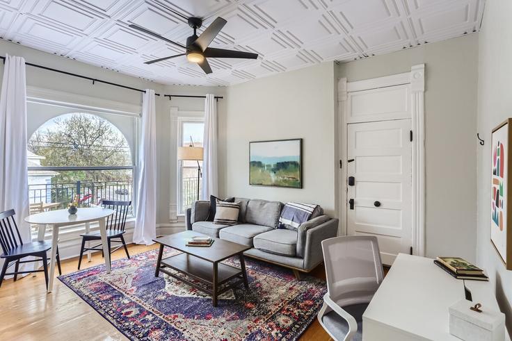 Elegant gestaltetes Wohnzimmer mit moderner Einrichtung in einer Wohnung im Building Detroit Street - modernmidstay - 1026244 - DEN in Denver, Denver