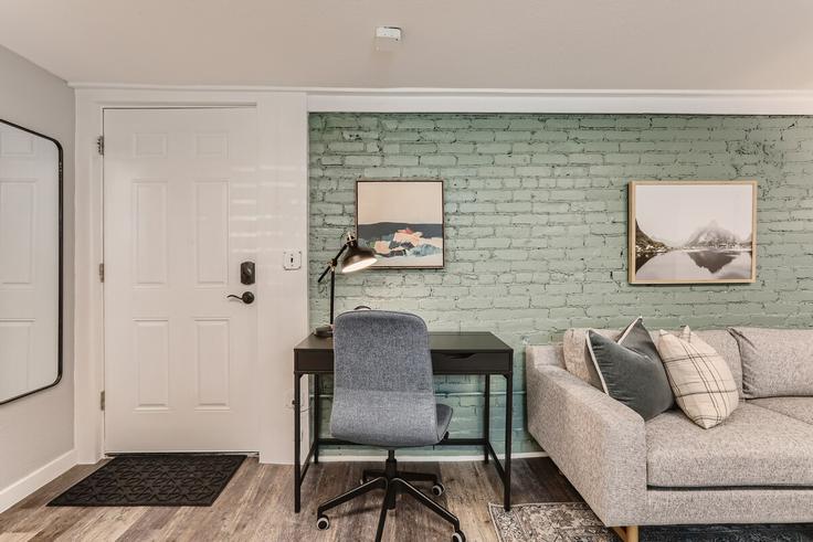 Elegant gestaltetes Wohnzimmer mit moderner Einrichtung in einer Wohnung im Building Detroit Street - modernmidstay - 1026241 - DEN in Denver, Denver