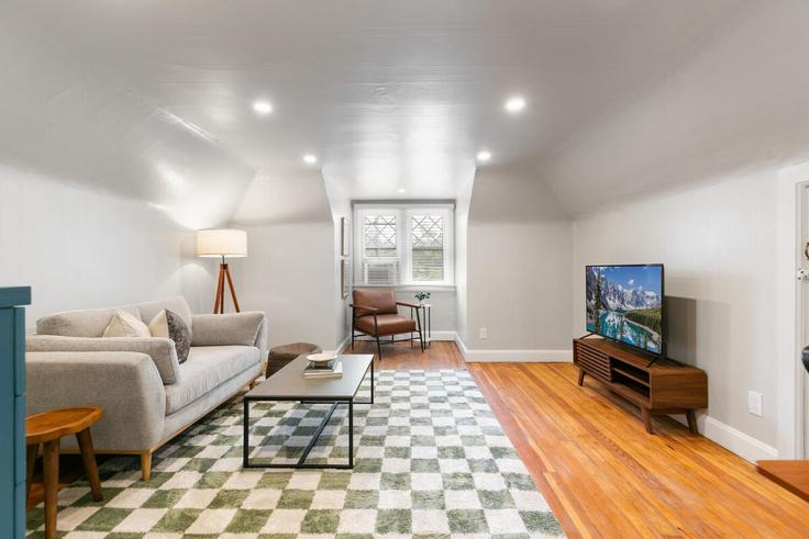 Elegant gestaltetes Wohnzimmer mit moderner Einrichtung in einer Wohnung im Building East 12th Avenue - modernmidstay - 1239937 - DEN in Denver, Denver