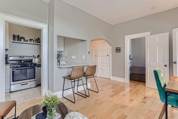 Sala de estar elegantemente projetada com móveis modernos em um apartamento no Building East 17th Avenue - modernmidstay - 1026274 - DEN em Denver, Denver