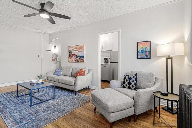 Denver, Denver에 위치한 Building East 17th Avenue - modernmidstay - 1071976 - DEN 아파트의 세련된 인테리어가 돋보이는 거실