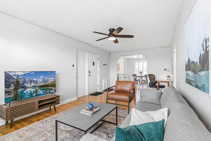 Elegant gestaltetes Wohnzimmer mit moderner Einrichtung in einer Wohnung im Building Detroit Street - modernmidstay - 1318193 in Denver, Denver Elegant gestaltetes Wohnzimmer mit moderner Einrichtung in einer Wohnung im Building Detroit Street - modernmidstay - 1318193 in Denver, Denver