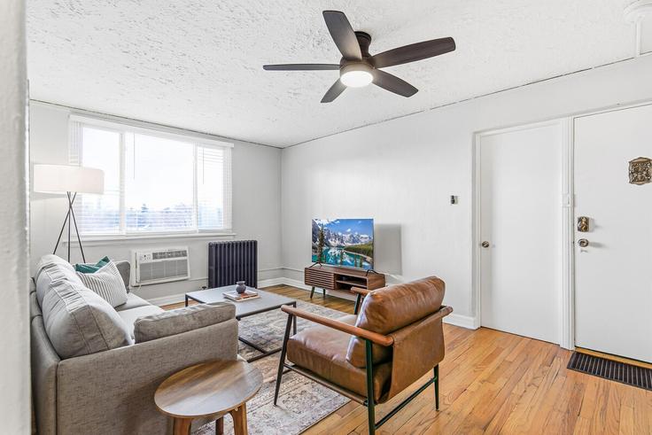 Elegante sala de estar con mobiliario moderno en un apartamento en Building Detroit Street - modernmidstay - 1318193 en Denver, Denver