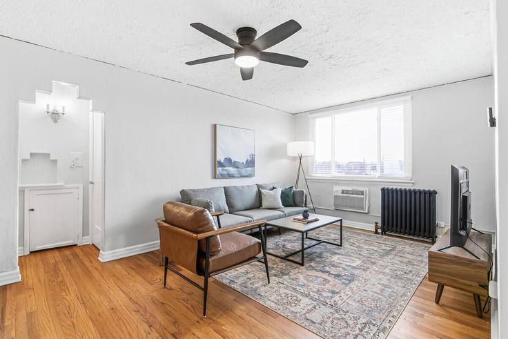 Sala de estar elegantemente projetada com móveis modernos em um apartamento no Building Detroit Street - modernmidstay - 1318193 em Denver, Denver