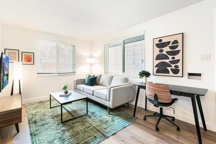 Salle de séjour élégante avec mobilier moderne dans un appartement à Building West Ellsworth Avenue - modernmidstay - 1647016 à Denver, Denver