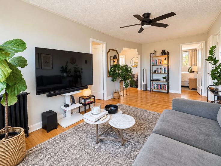 Denver, Denver에 위치한 Building Detroit Street - modernmidstay - 1639348 유닛의 세련된 인테리어가 돋보이는 거실