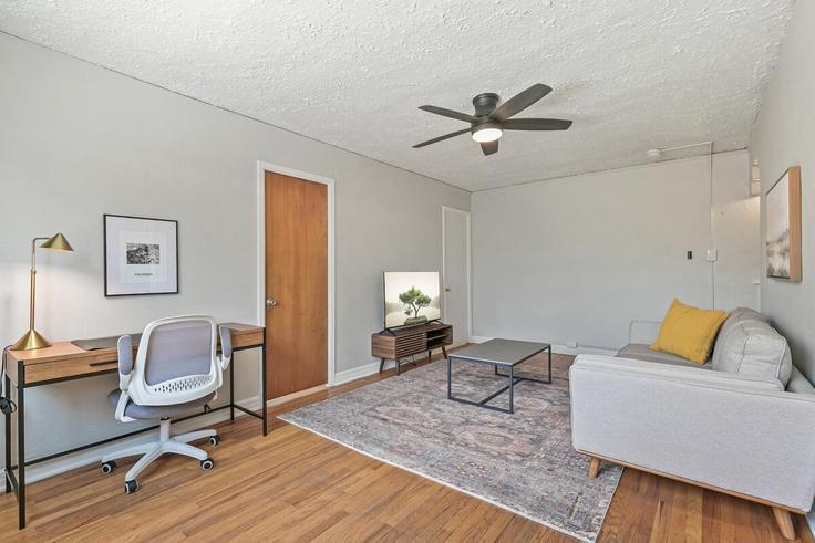 Elegant gestaltetes Wohnzimmer mit moderner Einrichtung in einer Wohnung im Building Detroit Street - modernmidstay - 1522265 in Denver, Denver Elegant gestaltetes Wohnzimmer mit moderner Einrichtung in einer Wohnung im Building Detroit Street - modernmidstay - 1522265 in Denver, Denver
