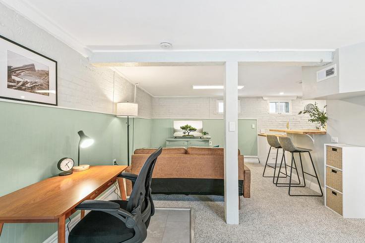 Elegante sala de estar con mobiliario moderno en un apartamento en Building East 12th Avenue - modernmidstay - 1245223 - DEN en Denver, Denver