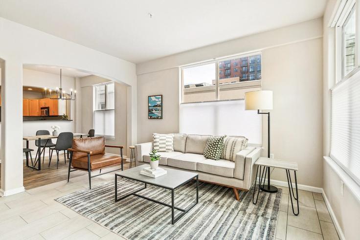 Elegant gestaltetes Wohnzimmer mit moderner Einrichtung in einer Wohnung im Building Pearl Street - modernmidstay - 1221774 - DEN in Denver, Denver
