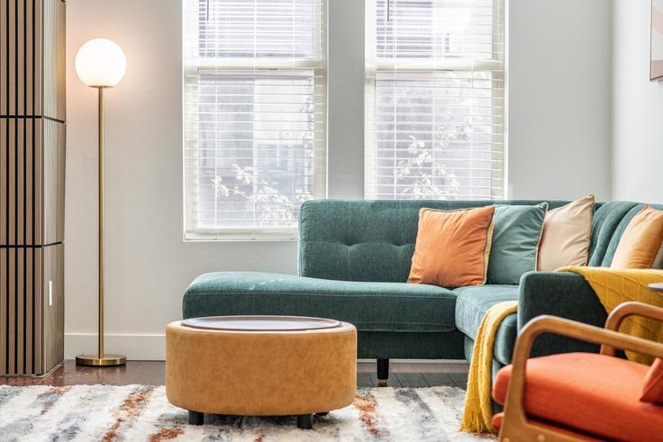 Salle de séjour élégante avec mobilier moderne dans un appartement à Building West 11th Avenue - modernmidstay - 1300967 - DEN à Denver, Denver