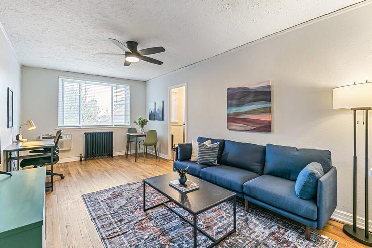 Elegant gestaltetes Wohnzimmer mit moderner Einrichtung in einer Wohnung im Building Detroit Street - modernmidstay - 1522265 in Denver, Denver