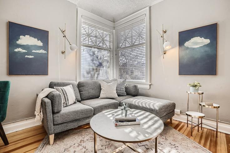 Denver DenverのBuilding York Street - modernmidstay - 1026278 - DENのアパートメントにある、モダンな家具を備えたエレガントなデザインのリビングルーム Denver DenverのBuilding York Street - modernmidstay - 1026278 - DENのアパートメントにある、モダンな家具を備えたエレガントなデザインのリビングルーム