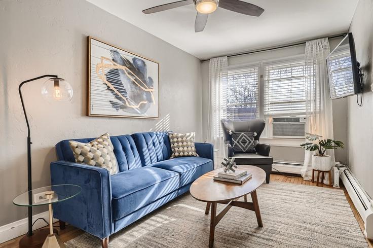 Salle de séjour élégante avec mobilier moderne dans un appartement à Building Vine Street - modernmidstay - 1026266 - DEN à Denver, Denver Salle de séjour élégante avec mobilier moderne dans un appartement à Building Vine Street - modernmidstay - 1026266 - DEN à Denver, Denver