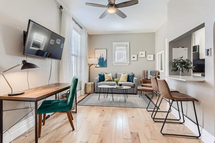 Salle de séjour élégante avec mobilier moderne dans un appartement à Building East 17th Avenue - modernmidstay - 1026274 - DEN à Denver, Denver Salle de séjour élégante avec mobilier moderne dans un appartement à Building East 17th Avenue - modernmidstay - 1026274 - DEN à Denver, Denver