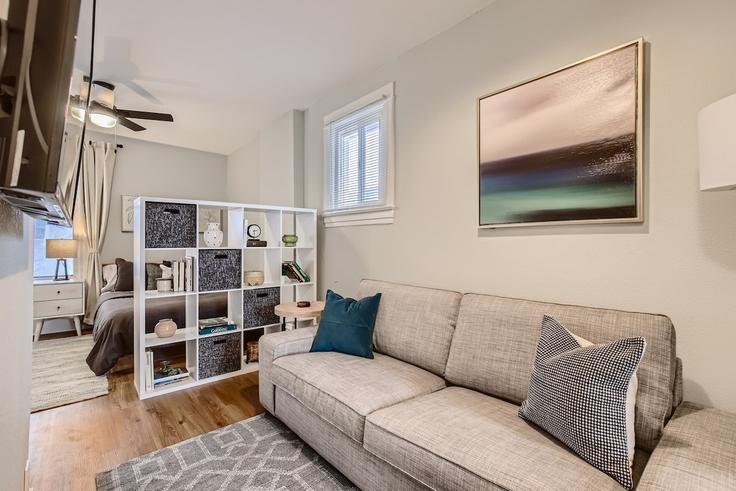 Denver DenverのBuilding York Street - modernmidstay - 1026269 - DENのアパートメントにある、モダンな家具を備えたエレガントなデザインのリビングルーム