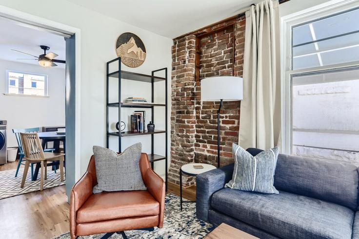 Elegant gestaltetes Wohnzimmer mit moderner Einrichtung in einer Wohnung im Building East 12th Avenue - modernmidstay - 1026268 - DEN in Denver, Denver