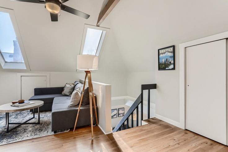 Building East 12th Avenue - modernmidstay - 1026264 - DEN adresindeki bir dairede modern mobilyalarla zarif bir şekilde tasarlanmış oturma odası Denver, Denver