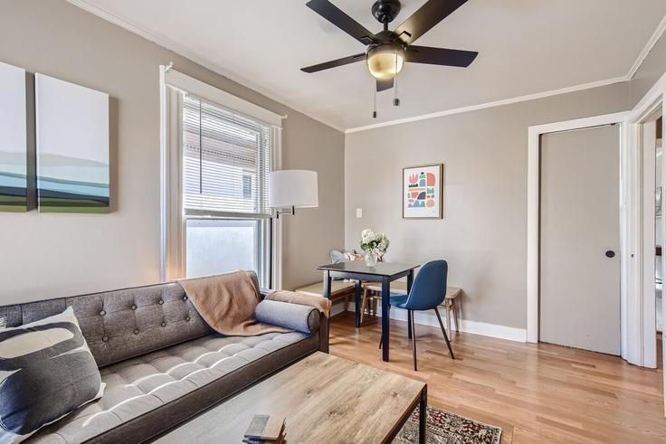 Denver, Denver에 위치한 Building York Street - modernmidstay - 1524666 유닛의 세련된 인테리어가 돋보이는 거실