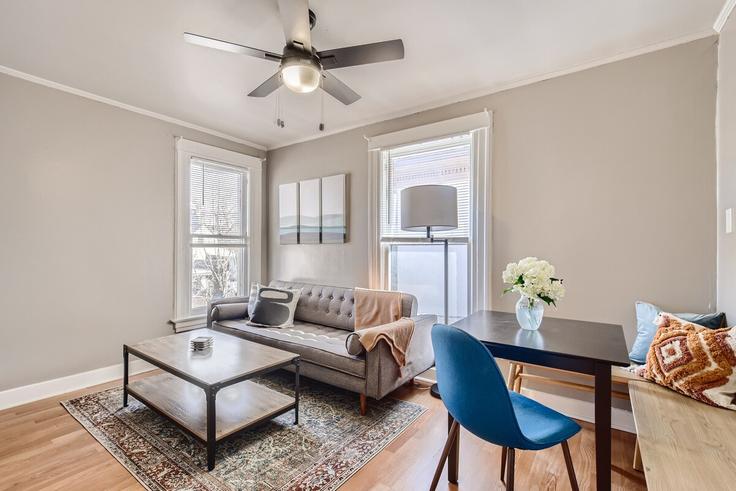 Elegante sala de estar con mobiliario moderno en un apartamento en Building York Street - modernmidstay - 1524666 en Denver, Denver