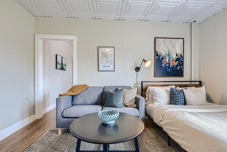 Elegante sala de estar con mobiliario moderno en un apartamento en Building Detroit Street - modernmidstay - 1026277 - DEN en Denver, Denver Elegante sala de estar con mobiliario moderno en un apartamento en Building Detroit Street - modernmidstay - 1026277 - DEN en Denver, Denver
