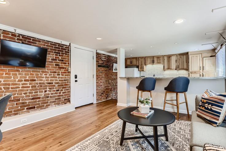 Elegante sala de estar con mobiliario moderno en un apartamento en Building Detroit Street - modernmidstay - 1026253 - DEN en Denver, Denver