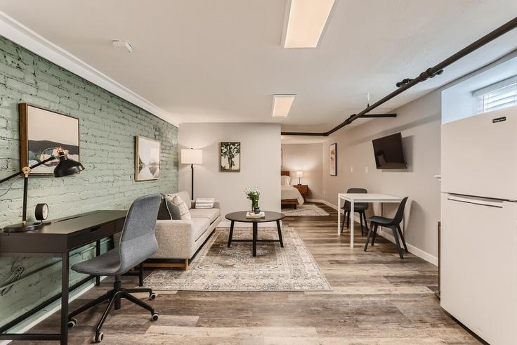 Salle de séjour élégante avec mobilier moderne dans un appartement à Building Detroit Street - modernmidstay - 1026241 - DEN à Denver, Denver Salle de séjour élégante avec mobilier moderne dans un appartement à Building Detroit Street - modernmidstay - 1026241 - DEN à Denver, Denver