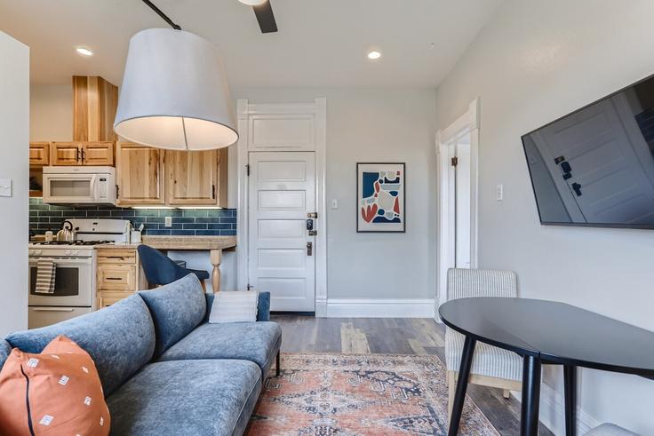 Denver, Denver에 위치한 Building Detroit Street - modernmidstay - 1026240 - DEN 유닛의 세련된 인테리어가 돋보이는 거실