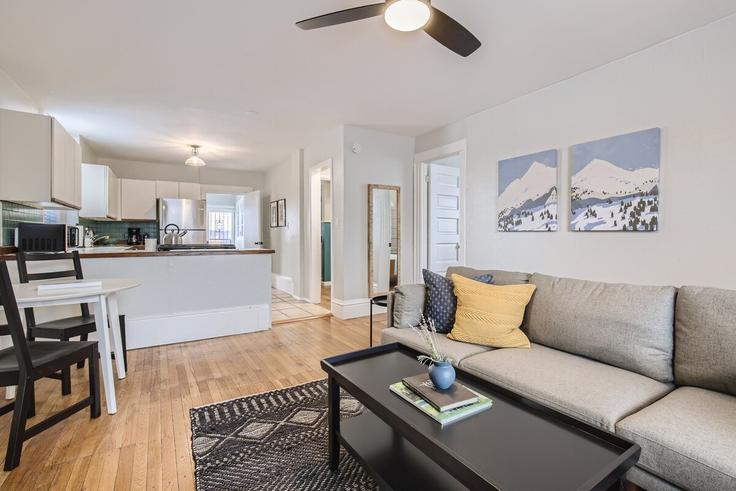 Elegante sala de estar con mobiliario moderno en un apartamento en Building East 12th Avenue - modernmidstay - 1026273 - DEN en Denver, Denver