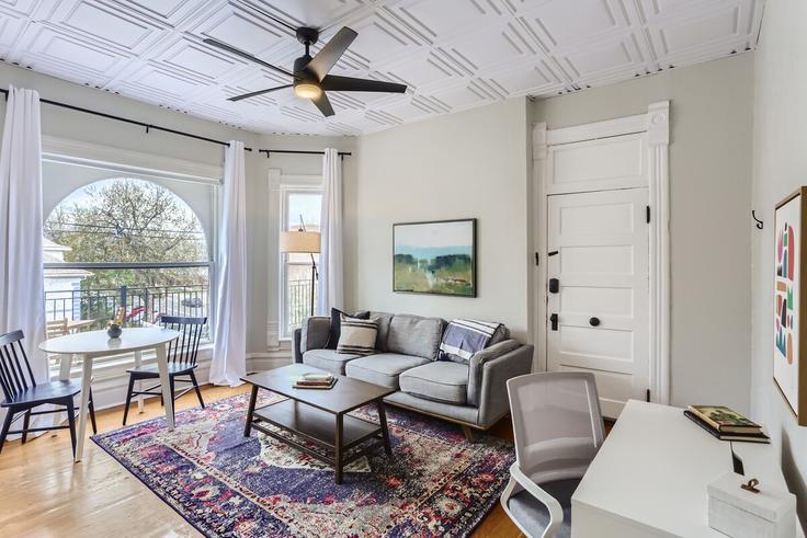 Sala de estar elegantemente projetada com móveis modernos em um apartamento no Building Detroit Street - modernmidstay - 1026244 - DEN em Denver, Denver