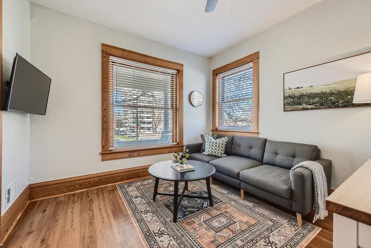 Denver DenverのBuilding Pearl Street - modernmidstay - 1026279 - DENのアパートメントにある、モダンな家具を備えたエレガントなデザインのリビングルーム