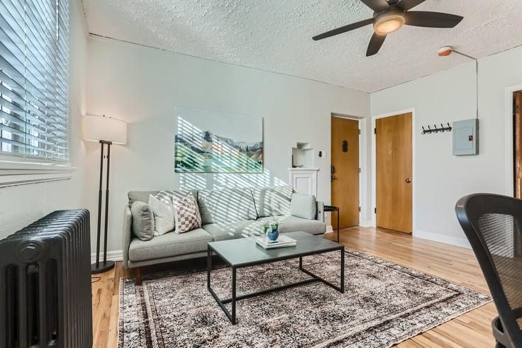 Elegant gestaltetes Wohnzimmer mit moderner Einrichtung in einer Wohnung im Building Fillmore Street - modernmidstay - 1026262 - DEN in Denver, Denver