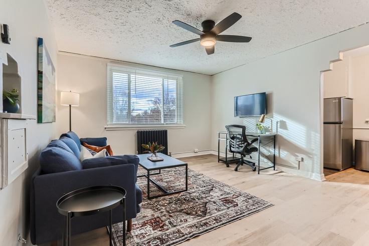 Salle de séjour élégante avec mobilier moderne dans un appartement à Building Detroit Street - modernmidstay - 1026259 - DEN à Denver, Denver