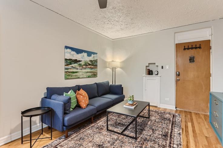 Elegante sala de estar con mobiliario moderno en un apartamento en Building Detroit Street - modernmidstay - 1026260 - DEN en Denver, Denver