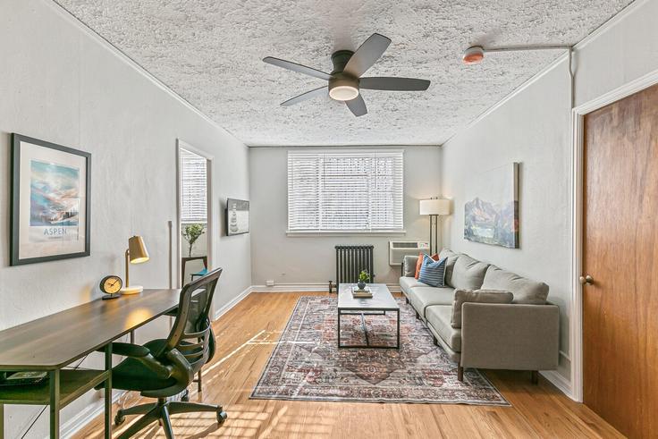 Elegant gestaltetes Wohnzimmer mit moderner Einrichtung in einer Wohnung im Building Detroit Street - modernmidstay - 1026257 - DEN in Denver, Denver