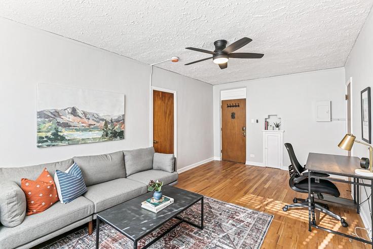Sala de estar elegantemente projetada com móveis modernos em um apartamento no Building Detroit Street - modernmidstay - 1026257 - DEN em Denver, Denver Sala de estar elegantemente projetada com móveis modernos em um apartamento no Building Detroit Street - modernmidstay - 1026257 - DEN em Denver, Denver