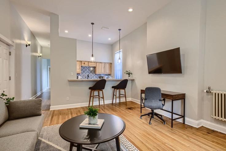 Elegant gestaltetes Wohnzimmer mit moderner Einrichtung in einer Wohnung im Building Detroit Street - modernmidstay - 1026251 - DEN in Denver, Denver
