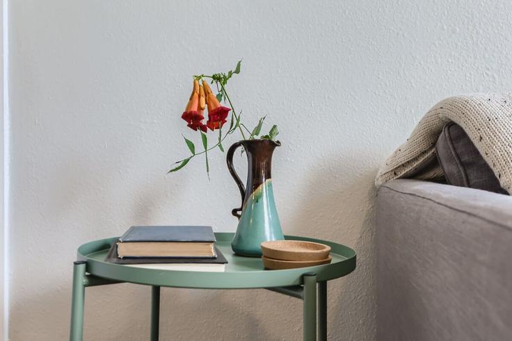 Sala de estar elegantemente projetada com móveis modernos em um apartamento no Building Detroit Street - modernmidstay - 1026283 - DEN em Denver, Denver