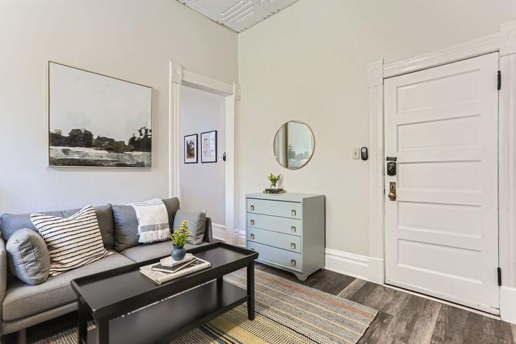 Salle de séjour élégante avec mobilier moderne dans un appartement à Building Detroit Street - modernmidstay - 1026242 - DEN à Denver, Denver