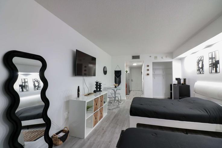 Building Southeast 12th Street - modestmanage - 1294663 - MIA adresindeki bir dairede modern mobilyalarla zarif bir şekilde tasarlanmış oturma odası Miami, Miami