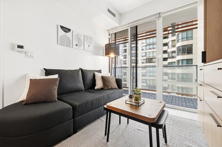 Elegante sala de estar con mobiliario moderno en un apartamento en Building Maitland Terrace - mogi-stay - 1383531 en Old Toronto, Toronto