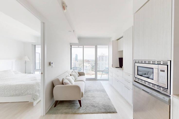 Elegante sala de estar con mobiliario moderno en un apartamento en Building Maitland Terrace - mogi-stay - 1383531 en Old Toronto, Toronto Elegante sala de estar con mobiliario moderno en un apartamento en Building Maitland Terrace - mogi-stay - 1383531 en Old Toronto, Toronto