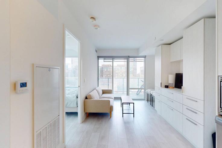 Toronto Old TorontoのBuilding Maitland Terrace - mogi-stay - 1383537のアパートメントにある、モダンな家具を備えたエレガントなデザインのリビングルーム