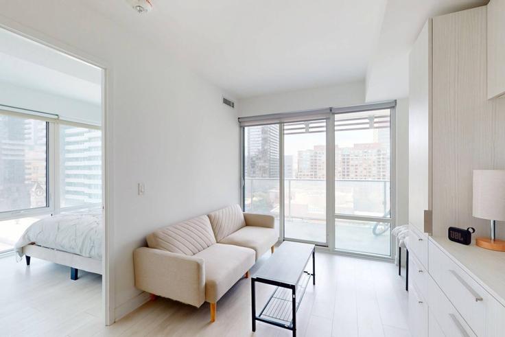 Old Toronto, Toronto에 위치한 Building Maitland Terrace - mogi-stay - 1383537 유닛의 세련된 인테리어가 돋보이는 거실