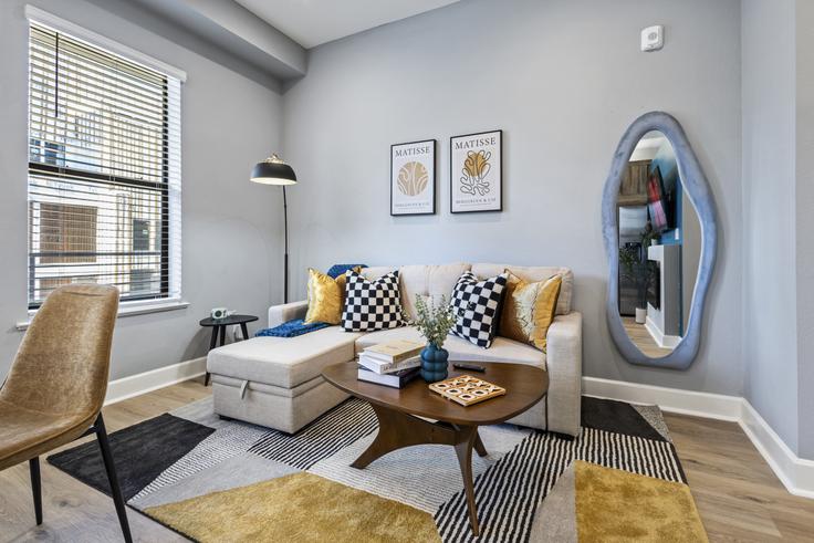 Dallas DallasのBuilding Hickory Street - mogi-stay - 1383538のアパートメントにある、モダンな家具を備えたエレガントなデザインのリビングルーム Dallas DallasのBuilding Hickory Street - mogi-stay - 1383538のアパートメントにある、モダンな家具を備えたエレガントなデザインのリビングルーム