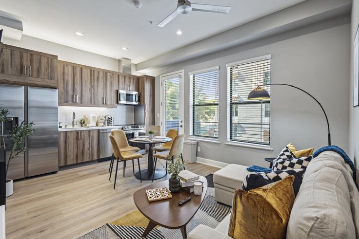 Elegante sala de estar con mobiliario moderno en un apartamento en Building Hickory Street - mogi-stay - 1383538 en Dallas, Dallas