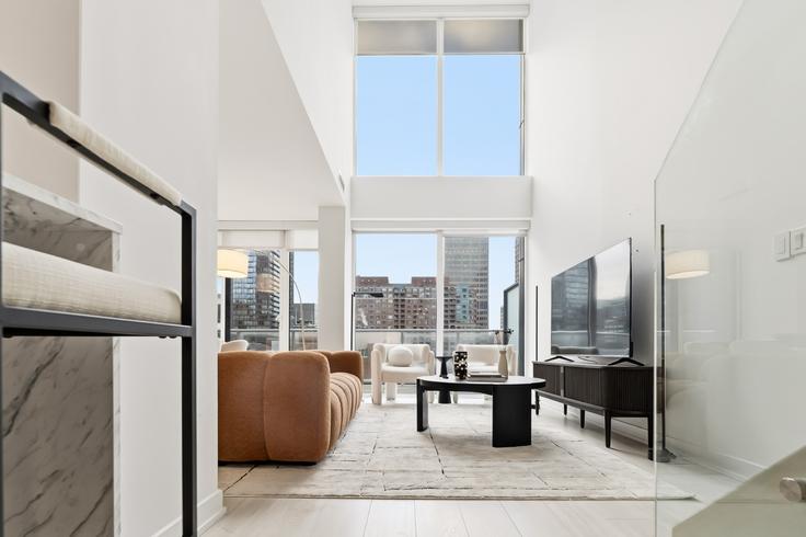 Elegante sala de estar con mobiliario moderno en un apartamento en Building Maitland Terrace - mogi-stay - 1383541 en Old Toronto, Toronto Elegante sala de estar con mobiliario moderno en un apartamento en Building Maitland Terrace - mogi-stay - 1383541 en Old Toronto, Toronto