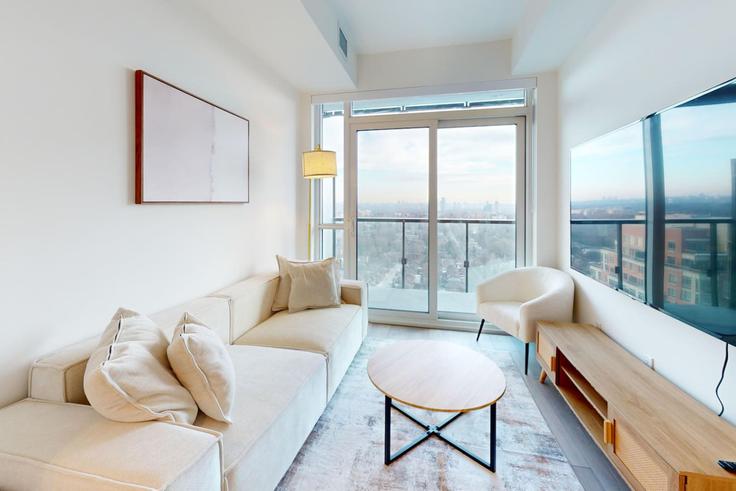 Elegant gestaltetes Wohnzimmer mit moderner Einrichtung in einer Wohnung im Building Broadway Avenue - mogi-stay - 1383542 in Old Toronto, Toronto