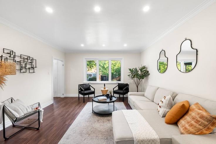 Elegante sala de estar con mobiliario moderno en un apartamento en Building Bogert Avenue - mogi-stay - 1564113 en North York, Toronto Elegante sala de estar con mobiliario moderno en un apartamento en Building Bogert Avenue - mogi-stay - 1564113 en North York, Toronto