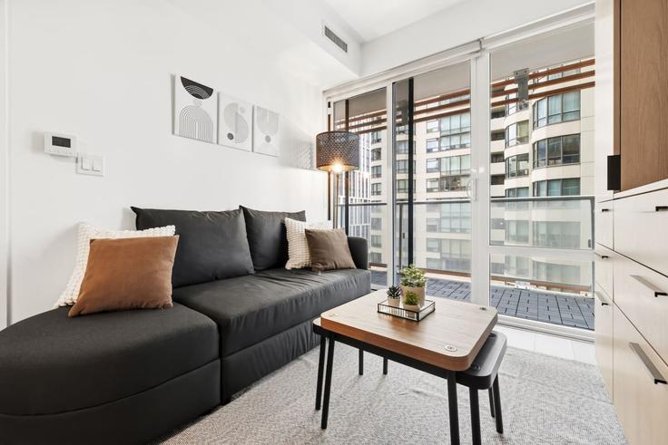 Elegant gestaltetes Wohnzimmer mit moderner Einrichtung in einer Wohnung im Building Maitland Terrace - mogi-stay - 1574568 in Old Toronto, Toronto Elegant gestaltetes Wohnzimmer mit moderner Einrichtung in einer Wohnung im Building Maitland Terrace - mogi-stay - 1574568 in Old Toronto, Toronto